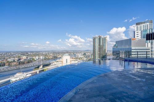 Modern 1B1B Apt in the Heart of CBD w Pool+Gym