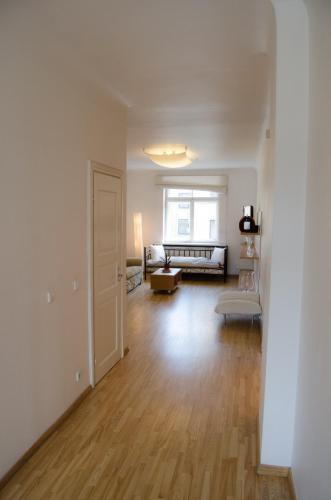 City Inn Riga App 2026 renovated, Town Hall view with parking, Рига (фото 7)