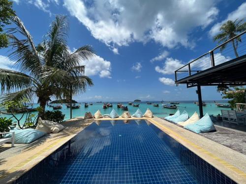 หลีเป๊ะ พาวเวอร์ บีช รีสอร์ท (Lipe Power Beach Resort) in ซันไรซ์ บีช
