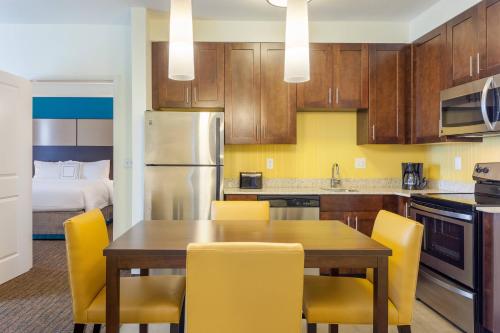 Kitchen, Residence Inn Orlando Downtown in Downtown