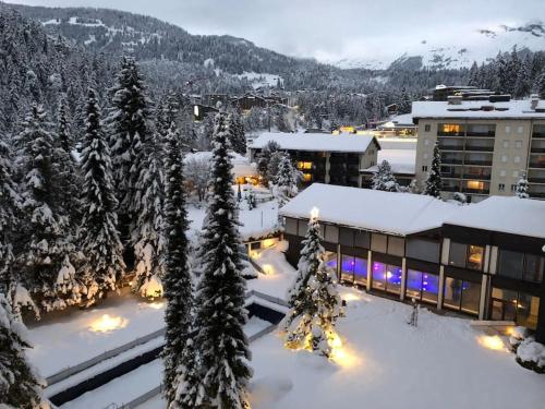 Laax with indoor and outside pool, sauna, 200 Meter to Ski lift , Fitnessroom, Tennis Place, Joyroom, Parkstadion Reserve, Laax (fotografie 8)