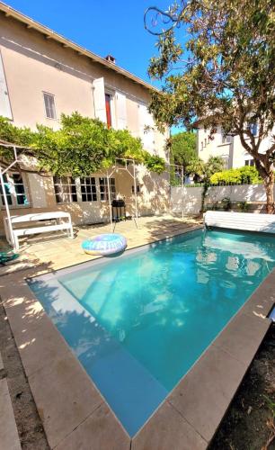 Maison atypique avec piscine - Location, gîte - Arles