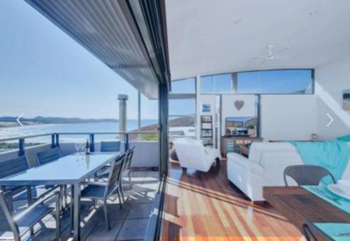 Изглед, The Deckhouse in Уан Маил Бийч