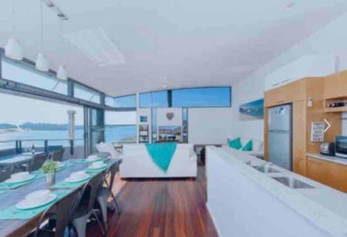 Удобства, The Deckhouse in Уан Маил Бийч