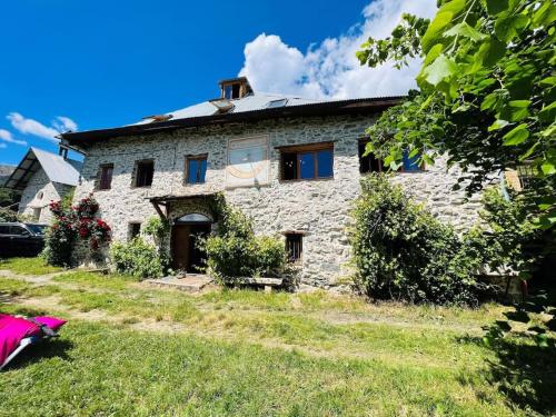 Beau Corps de Ferme de 400 m2 à Barcelonnette - Location saisonnière - Méolans-Revel