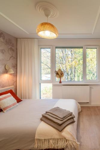 Apartament Fala 15 min Metro to PGE Narodowy Self-CheckIn Parkview Rolety Blackout Fan No AC Klub Stodoła SGH Public Parking Fast WiFi, Warsaw