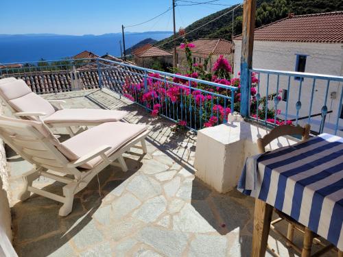  Lovely traditionnal house with sea view in Tiros