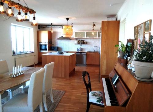 CosyPlace; close to beach, nature, train, grocery in Kopingebro