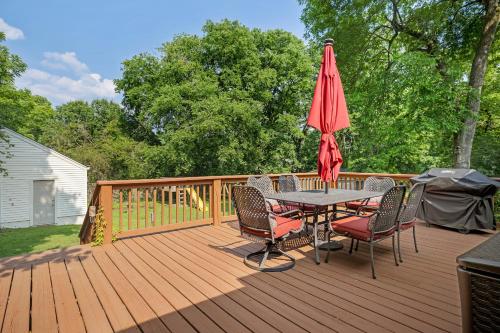 Neighborhood Retreat, Large Yard, Fire Pit in Nashville, USA