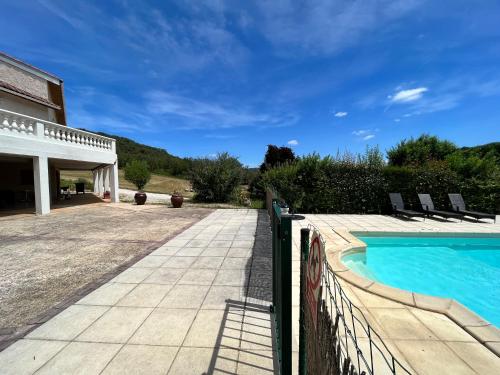 Rez de Piscine, 10 Personnes - RÊVE DE PAPILLON et À L'étage, 5 Personnes - NID D'ÉTOILES, Il s'agit bien de deux gîtes individuels qui sont reliés par un escalier interne, cela permet a une grande famille de louer les deux gîtes