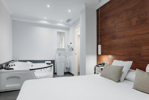 Hotel Los Delfines - image 2