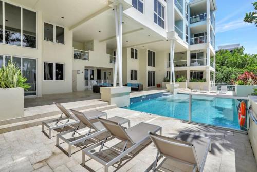Coastal Condo Deerfield Beach Retreat 3 bed 2 bath in Deerfield Beach, USA