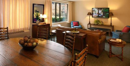 Williamsburg Woodlands Hotel & Suites, an official Colonial Williamsburg Hotel