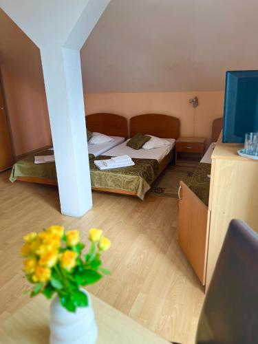 3 twin beds