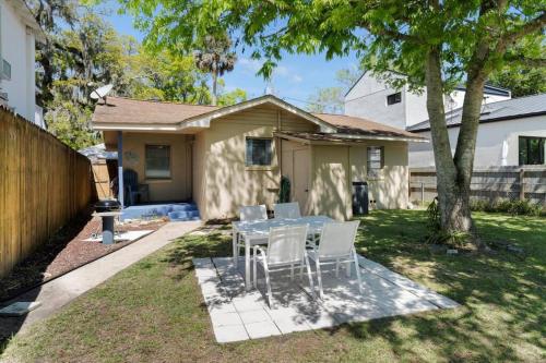 Cozy Lincolnville Cottage in the Heart of Downtown