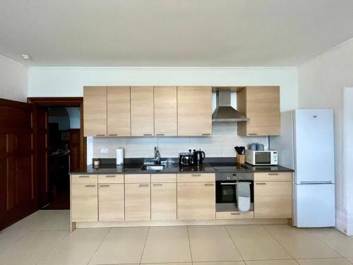Charming 3-Bed Coastal Retreat