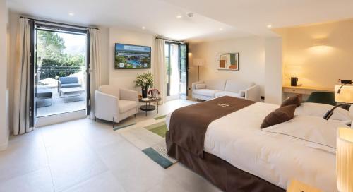 1 king bed, 1 sofa bed