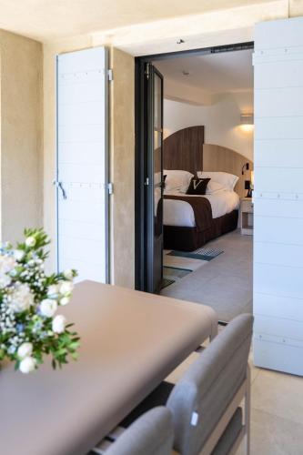 1 king bed, 2 twin beds