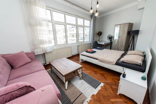 fully furnished,4 bedroom ventilated apartment in kadikoy