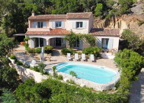 Villa les santons vue panoramique mer Golfe de Saint Tropez 4 étoiles – khách sạn tại Le Paradou