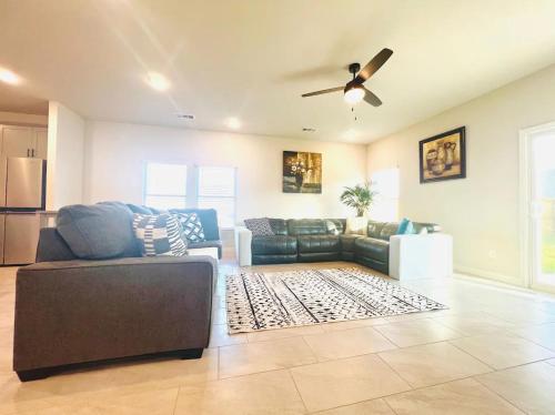 Family-Friendly Urban Retreat: Experience the comfort of this inviting apartment, perfect for families.