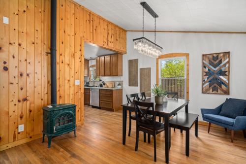 設施, CedarWood Inn in 亨德森維爾(NC)