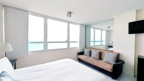 Oceanfront studio with ocean view, easy beach access and free parking! - Tap to explore photos
