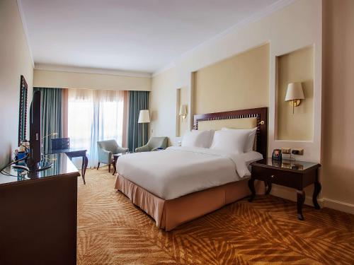 Queen Room image 4