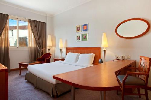 Executive Queen Room image 2