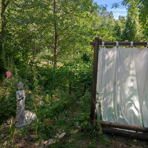 Tente dans gazébo thaï dans jardin en bord de rivière - Camping - Saint-André-de-Valborgne