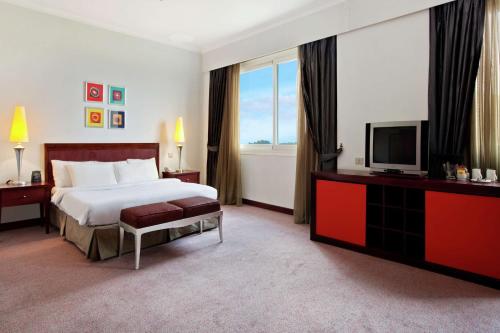 Executive Queen Room image 3