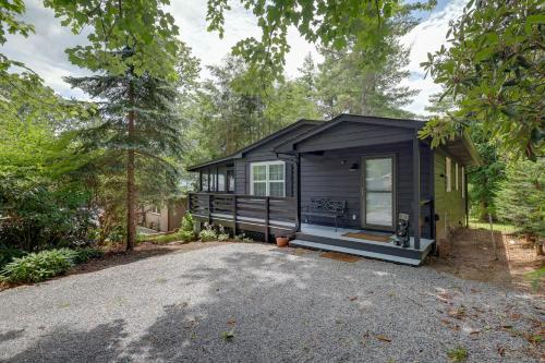 Updated Cabin in Golf Community with Pool Access in Newland, USA