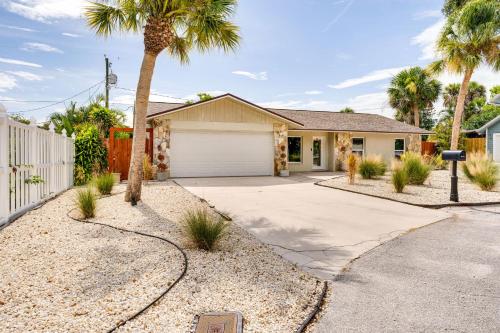 Nokomis Home with Screened Pool, 3 Mi to Beaches!