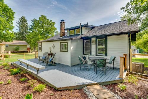 Welcoming Williams Bay Cottage with Deck and Fire Pit!