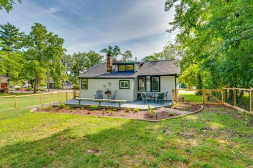 Welcoming Williams Bay Cottage with Deck and Fire Pit!