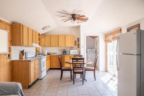 Open Concept Cabin for 2 - Near Ark Encounter! in ดราย ริดจ์ (KY)