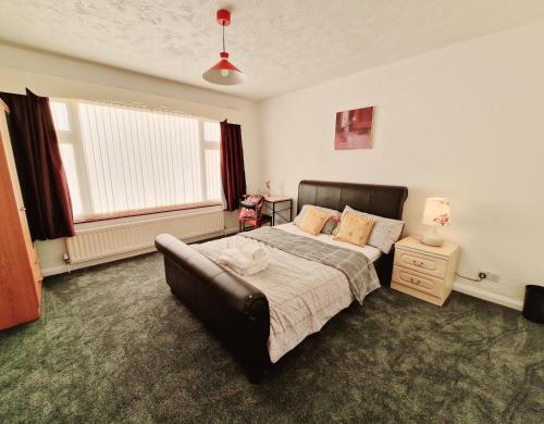 Chimes-Company & Family Stay, 2 Bedroom House with On Street free parking in ทามวอร์ท