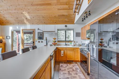 Luxe Mtn-View Retreat with Hot Tub about 5 Mi to Skiing - image 6