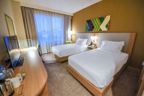 1 double bed, 2 twin beds