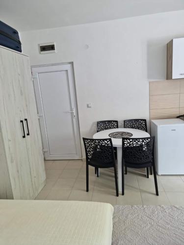 Quadruple Room image 9