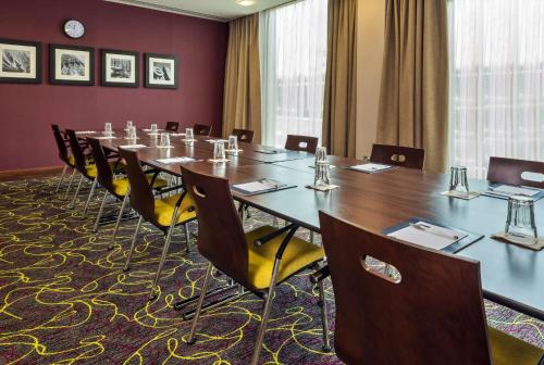 Hampton by Hilton Luton Airport - image 11