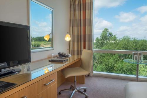 Hilton Reading - image 5