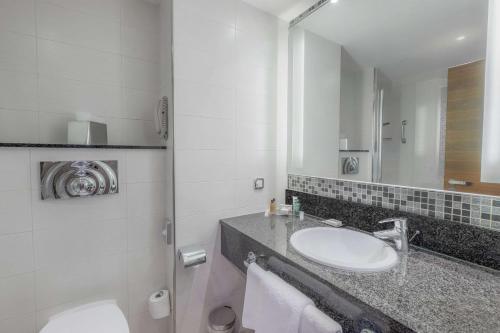 Hilton Reading - image 11