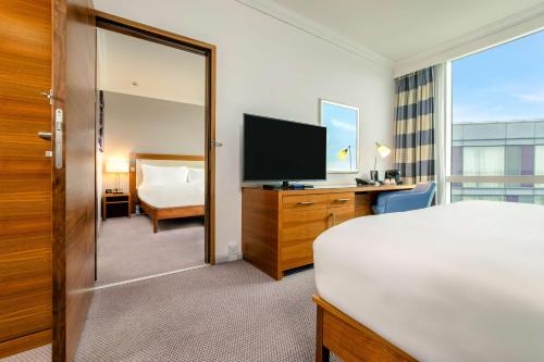 Hilton Reading - image 2