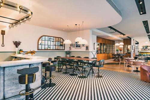 Hilton Reading - image 6