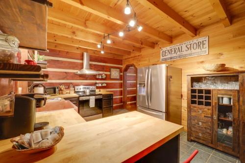 Gorgeous Boone Area Cabin with 2 Decks and Fireplaces! in Fleetwood, USA