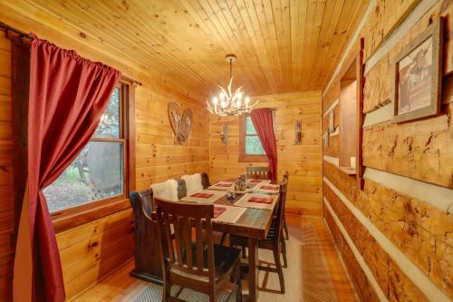 Gorgeous Boone Area Cabin with 2 Decks and Fireplaces! in Fleetwood, USA