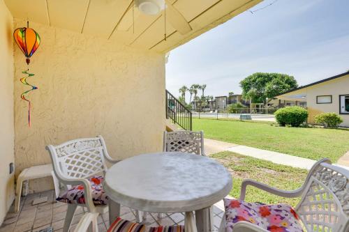 Sunny Florida Condo 4 Mi to Gulf Islands Seashore - main image