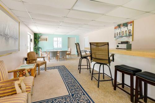 Sunny Florida Condo 4 Mi to Gulf Islands Seashore - image 14