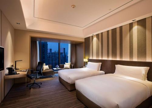 1 king bed, 2 twin beds